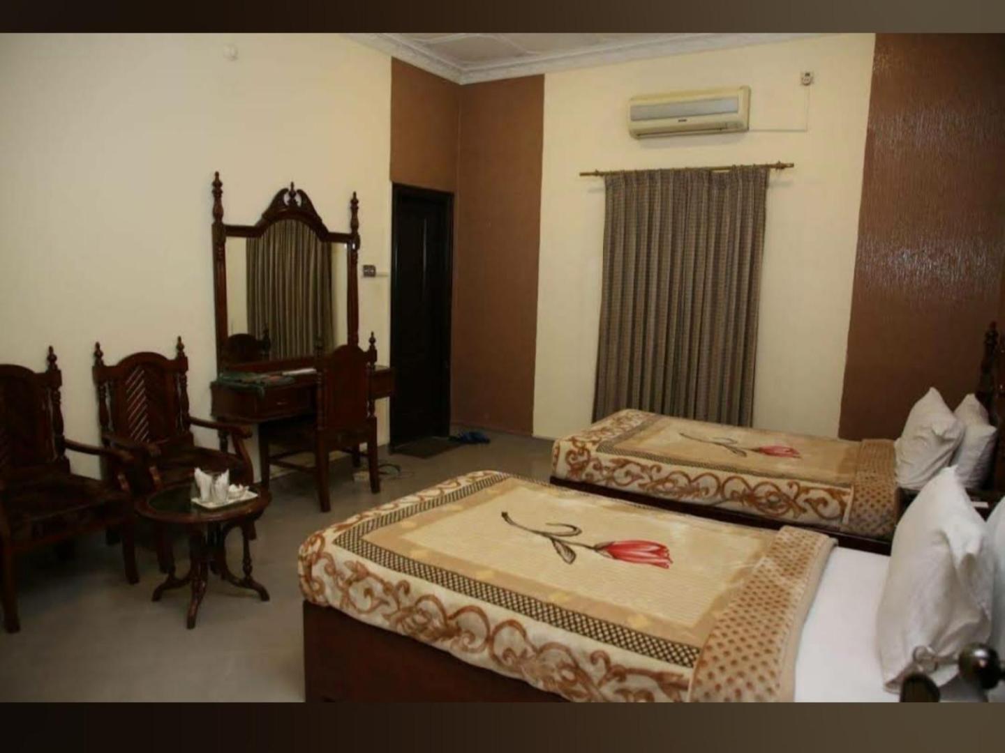 Hotel Shelton Palace Multan Buitenkant foto