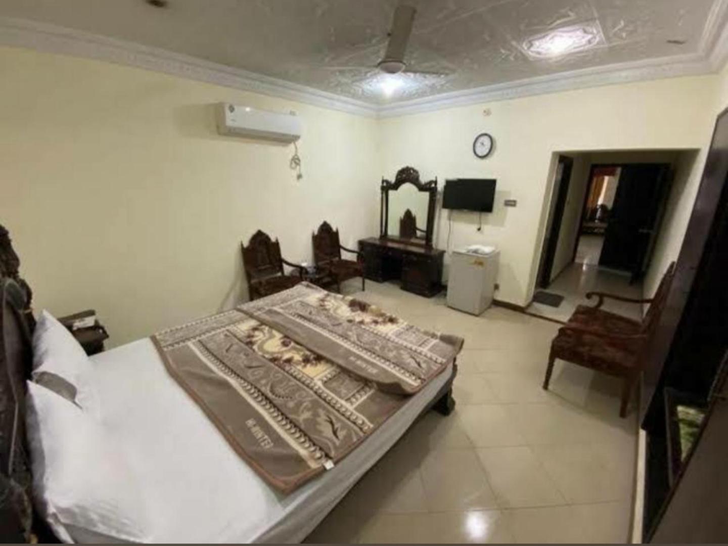 Hotel Shelton Palace Multan Buitenkant foto